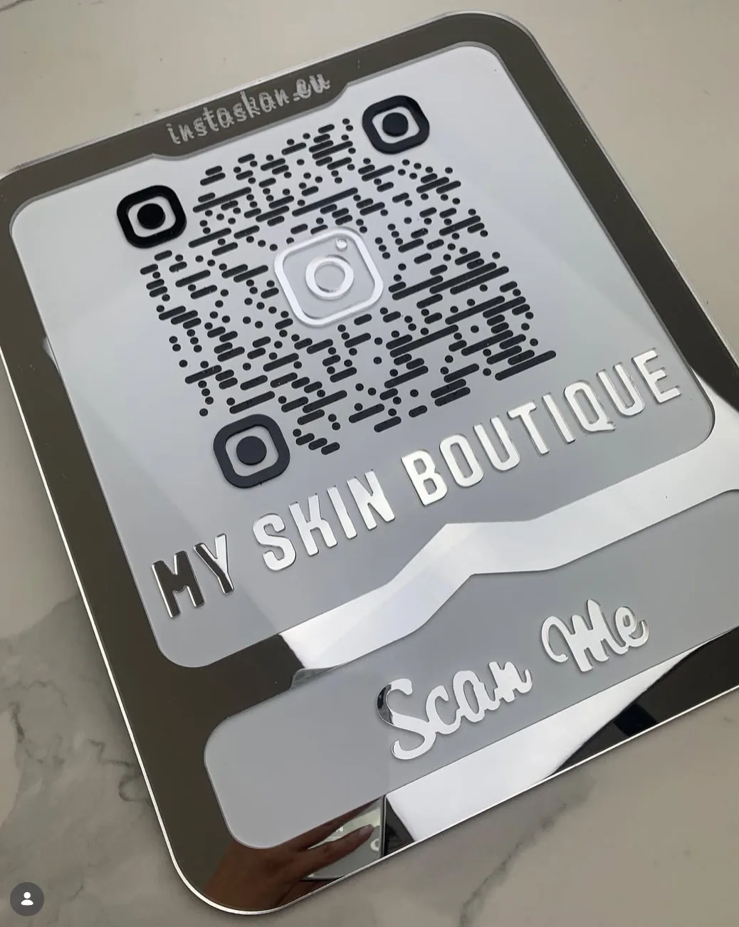 Custom QR stand Silver - Finesse Nail Lounge