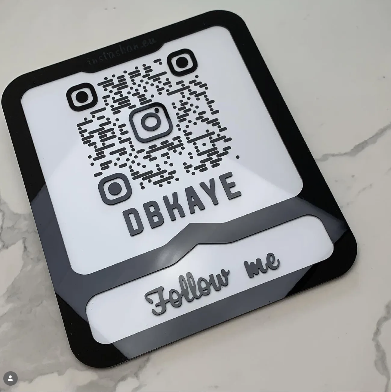 Custom QR stand Gold - Studio Cuts Paris